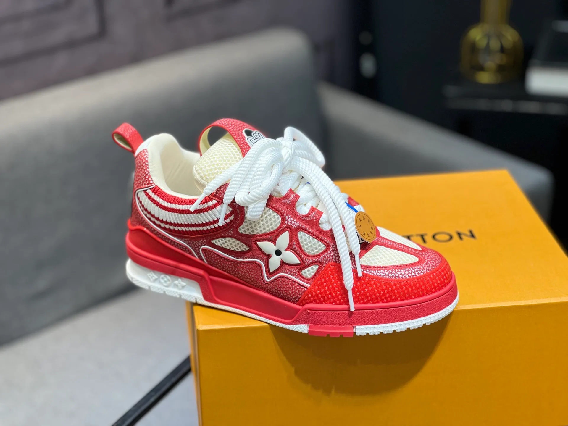 Men's men's shoes💰800 LV top version new style purchasing quality LV~Louis Vuitton LV TRAINER's best-looking sneakers, donkey brand strongly promotes new products, official website limited edition retro basketball sneakers! Both high-top and low-top models spent money to purchase 1:1 accurate reproductions of the originals. The details are invincible and full of sincerity. The imported custom-made original cowhide leather is the same as the original package. The details are 100% restored. The private model customizes the original one-piece TPU outsole. It is different from other brands. Without the original version, this effect cannot be achieved!                Men's and women's models 35-40 39-45 (46 is custom-made and cannot be returned or exchanged)
